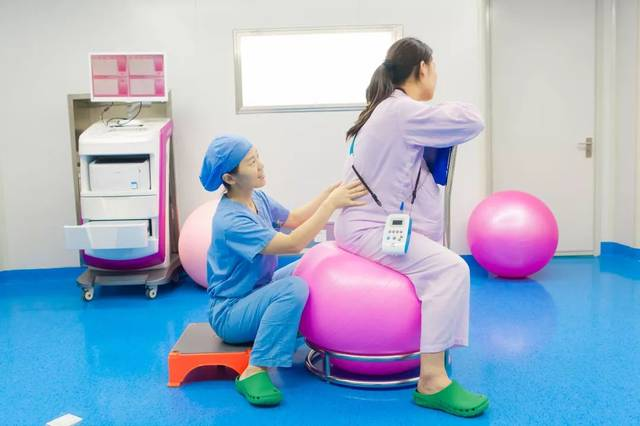 顺产中的导乐分娩，可以有效缓解妈妈们的痛苦(图2)