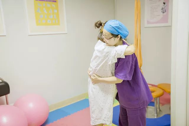 顺产中的导乐分娩，可以有效缓解妈妈们的痛苦(图4)